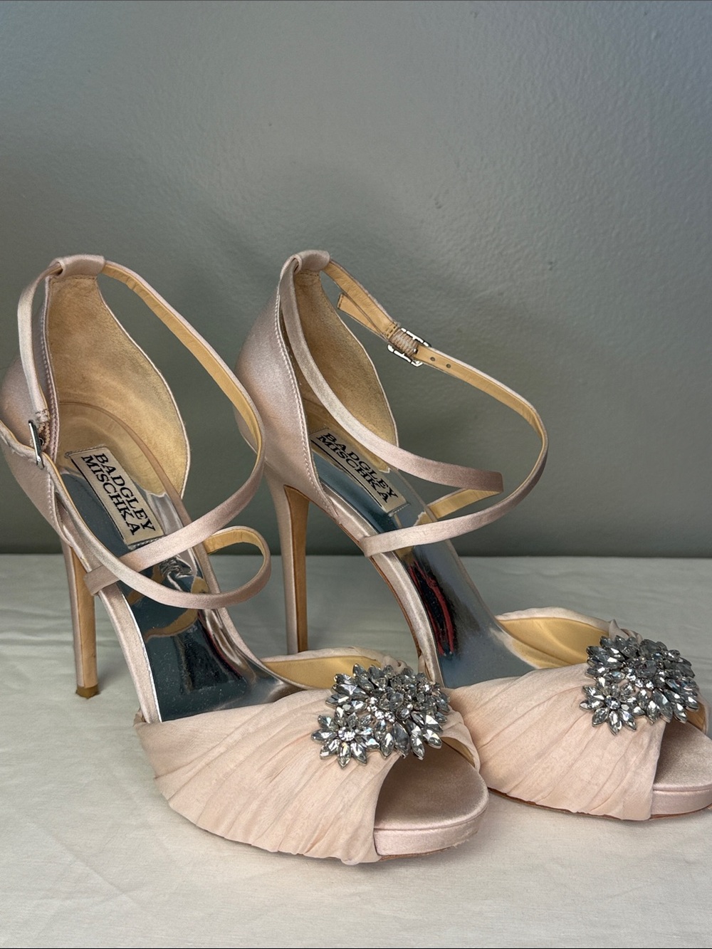 Badgley Mischka Blush Pink Satin Crystal Embellished Heels Size 8 - Picture 4 of 9